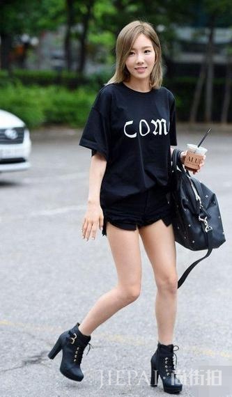 林允儿街拍 上衣扎起来就显高