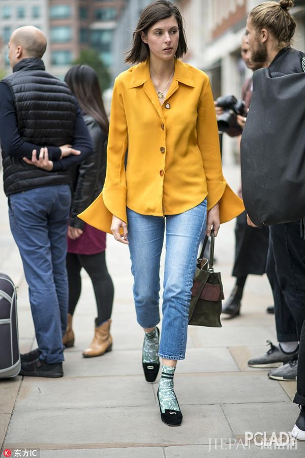 欧美潮人街拍 暖姜黄大衣最耀眼!