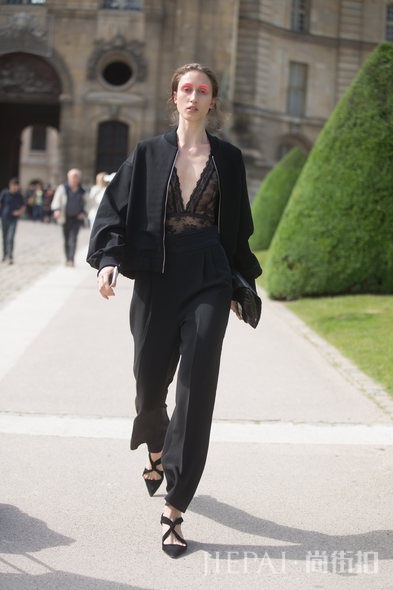 欧美街拍 全黑上班服搭出OL时尚风