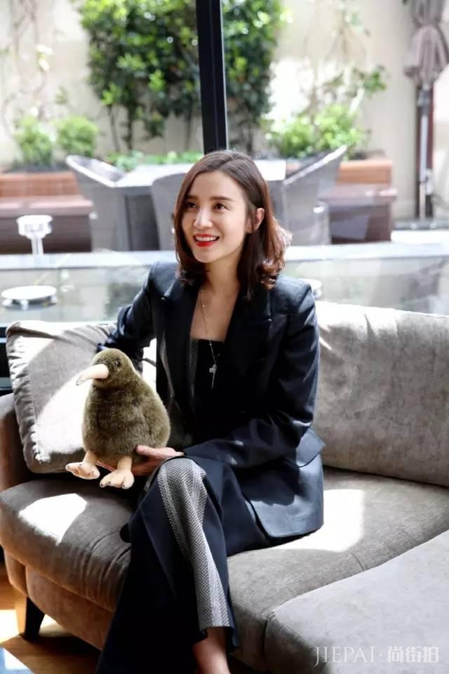 她是宋佳,不只演戏实力派,更是街拍女王!