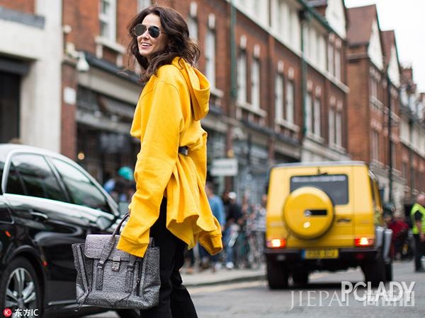 欧美潮人街拍 暖姜黄大衣最耀眼!
