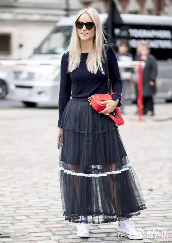 欧美潮人街拍 暖姜黄大衣最耀眼!