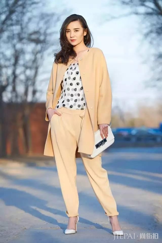 她是宋佳,不只演戏实力派,更是街拍女王!