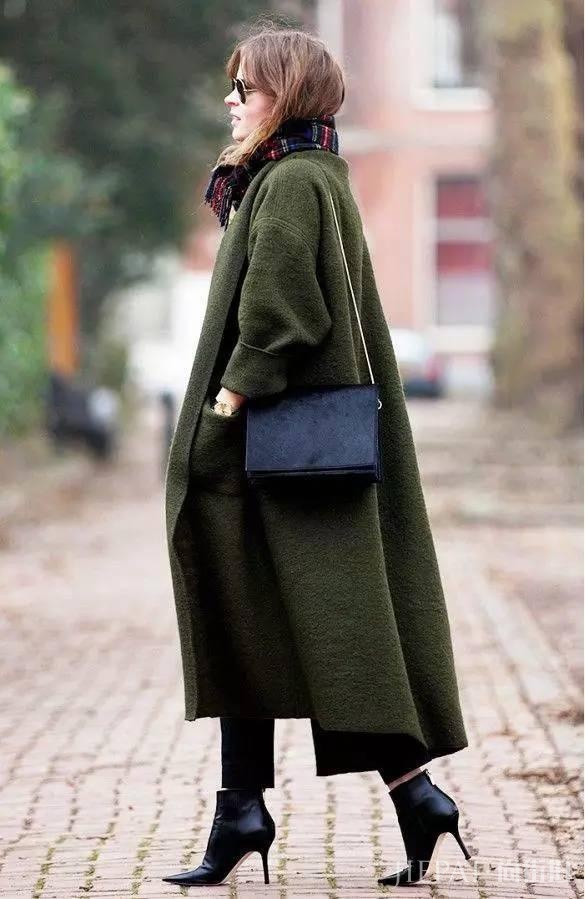 今年初秋最流行两个颜色,你的衣服里面有吗?