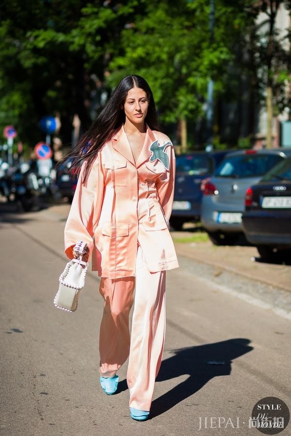 米兰时装周街拍 最潮穿搭和爆款看不停