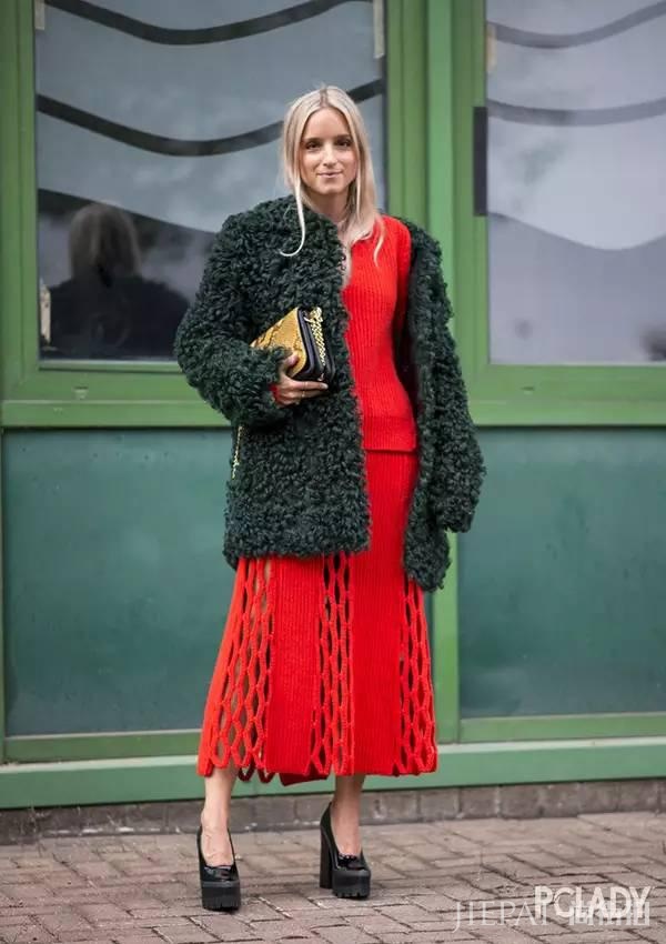 欧美潮人街拍 暖姜黄大衣最耀眼!