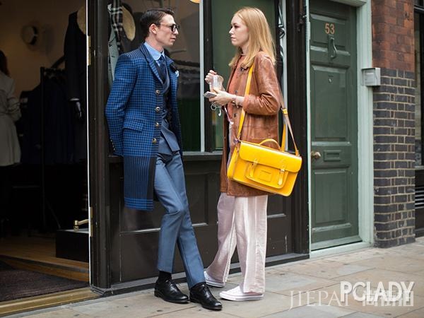 欧美潮人街拍 暖姜黄大衣最耀眼!