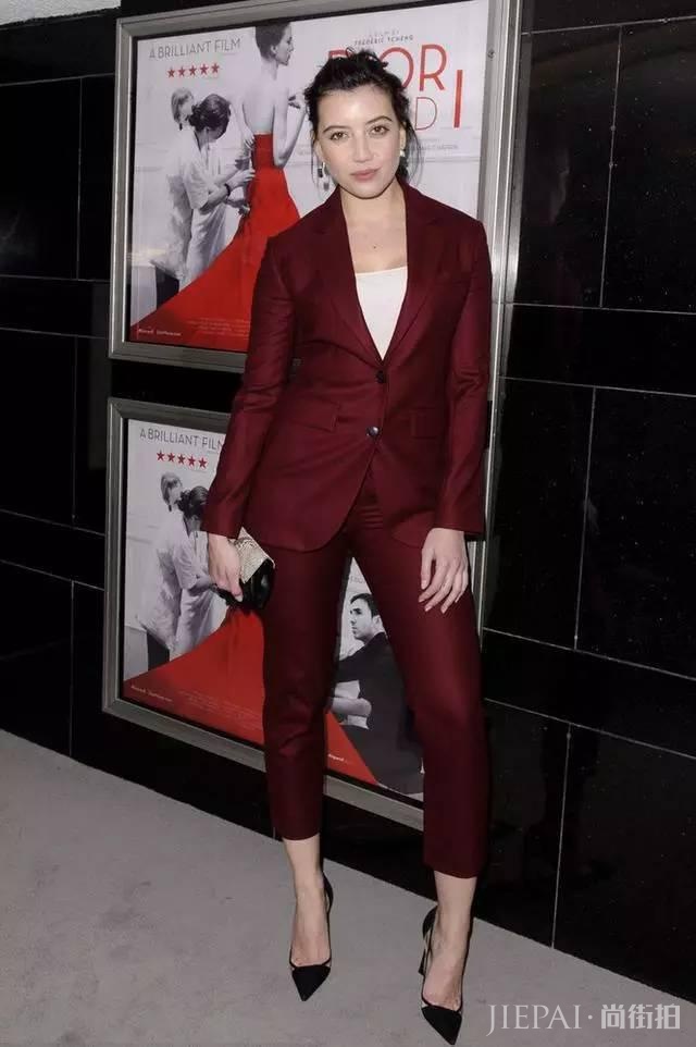 今年初秋最流行两个颜色,你的衣服里面有吗?