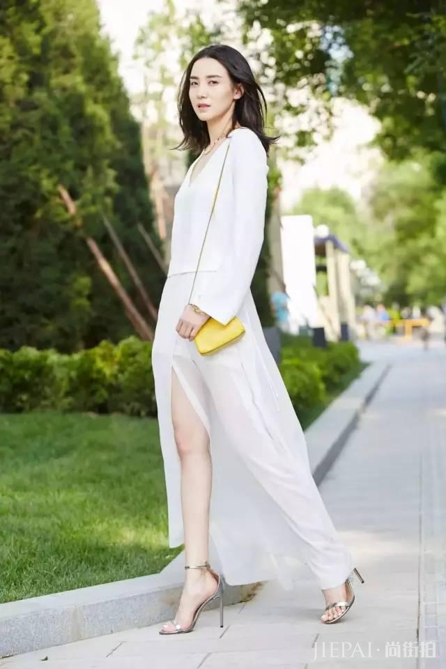 她是宋佳,不只演戏实力派,更是街拍女王!