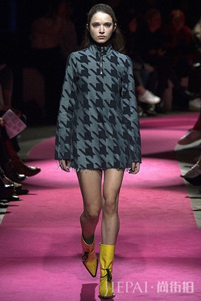 “无裤风”这么火 看潮女怎么穿