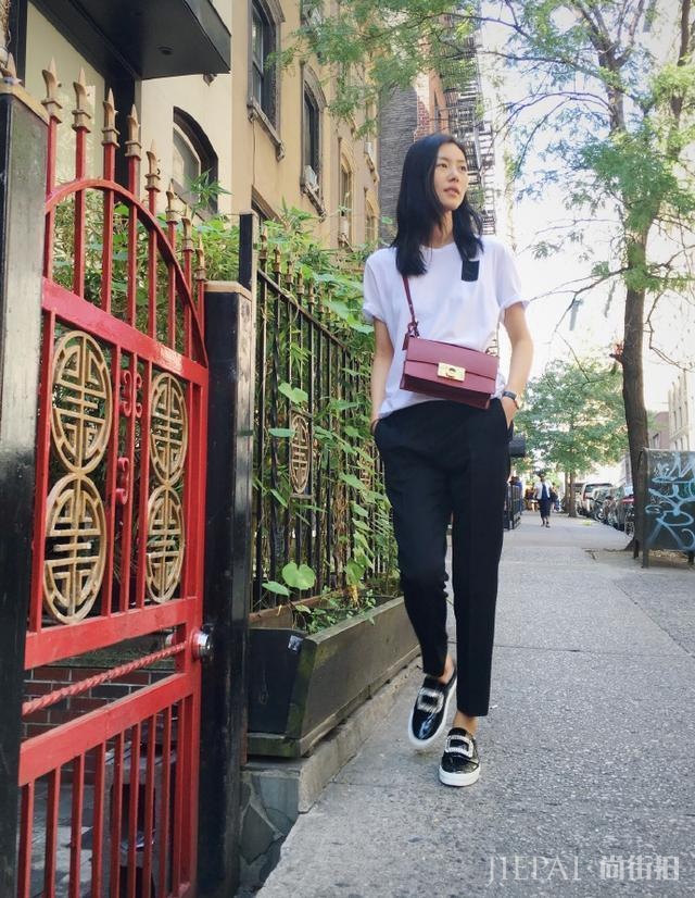 她们相差17厘米,周迅街拍穿裤完全不输超模刘雯!