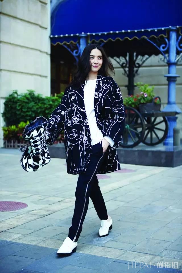 她是宋佳,不只演戏实力派,更是街拍女王!