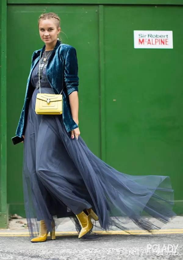 欧美潮人街拍 暖姜黄大衣最耀眼!