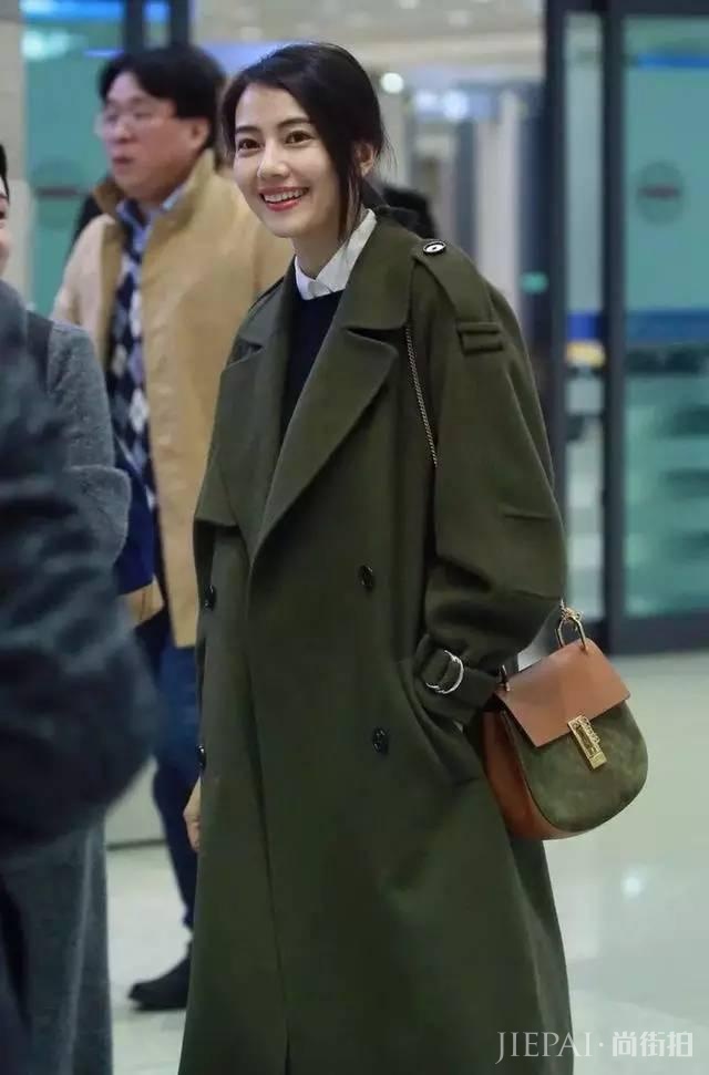 今年初秋最流行两个颜色,你的衣服里面有吗?