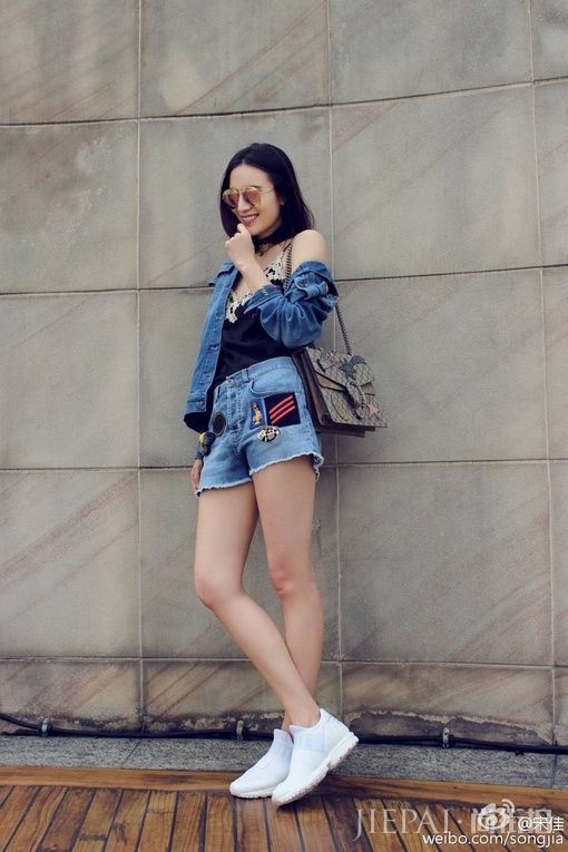 小宋佳街拍 肤白、貌美、长腿！