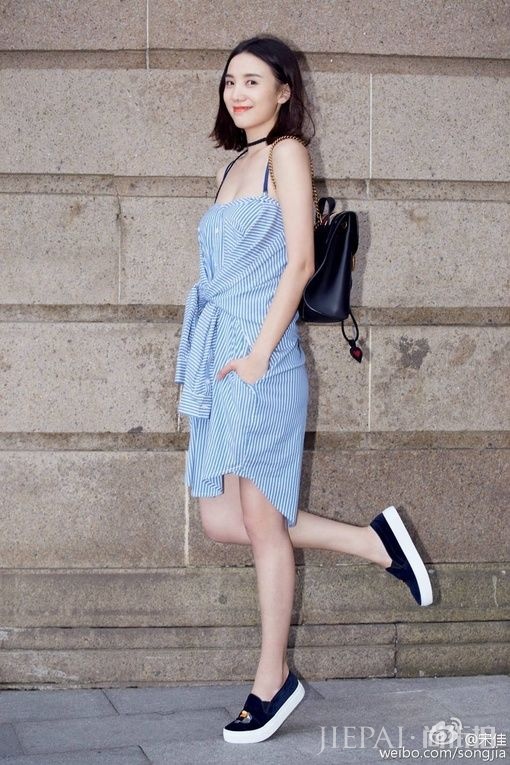 小宋佳街拍 肤白、貌美、长腿！