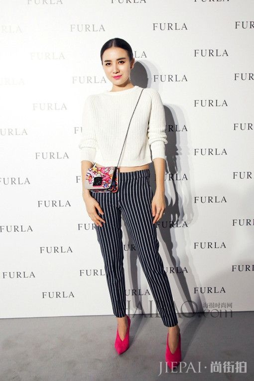 小宋佳街拍 肤白、貌美、长腿！