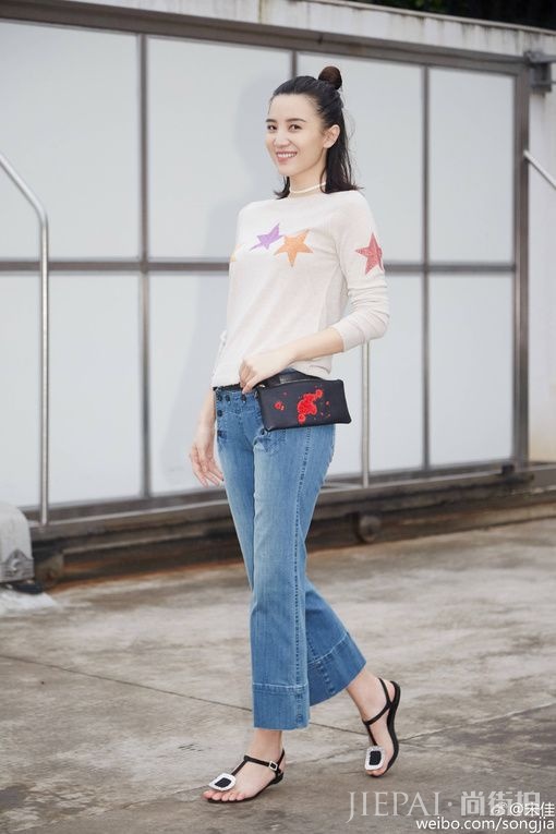 小宋佳街拍 肤白、貌美、长腿！