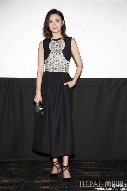 小宋佳街拍 肤白、貌美、长腿！