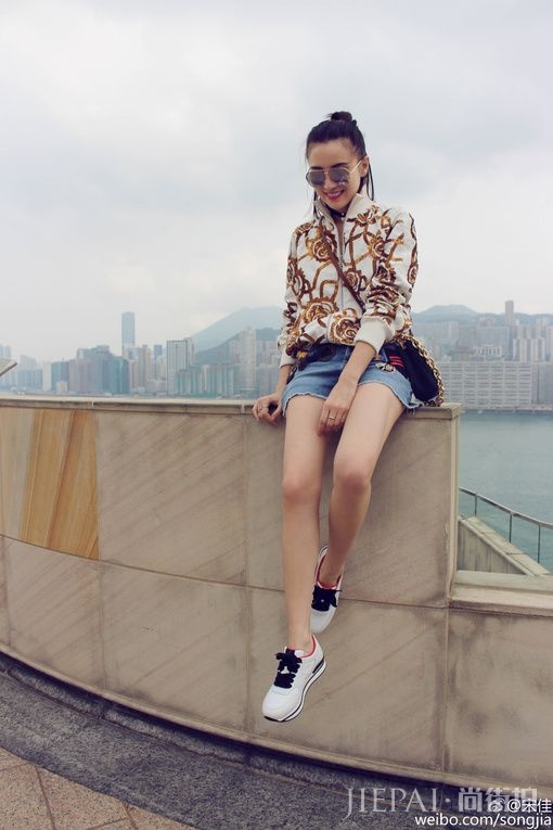 小宋佳街拍 肤白、貌美、长腿！