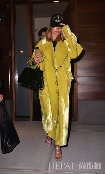 令初秋造型更加华丽！让你一眼便爱上的丝绒单品