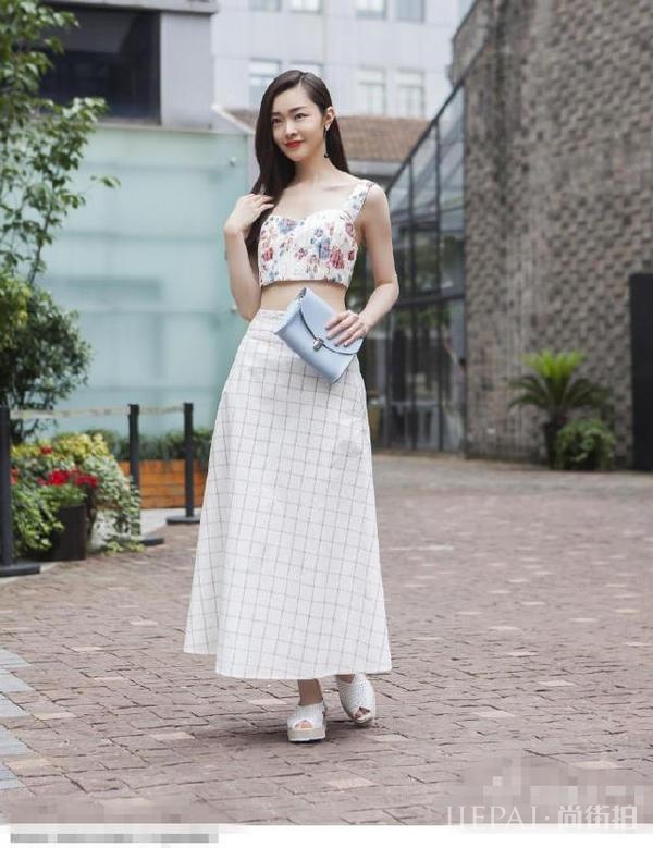 还记得《伪装者》的于曼丽吗？街拍美哭了！