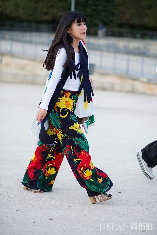 2017春夏巴黎时装周街拍:皮革夹克风靡街头!