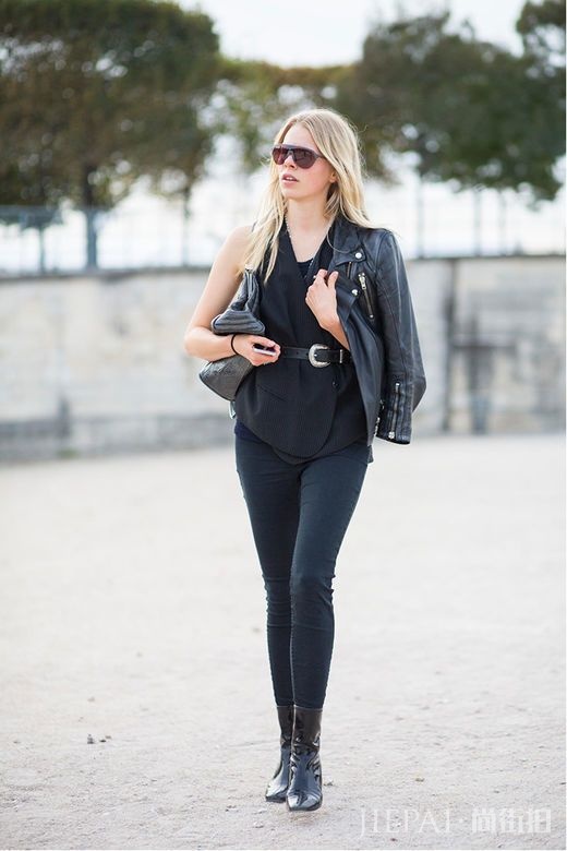 2017春夏巴黎时装周街拍:皮革夹克风靡街头!