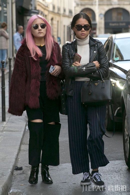 2017春夏巴黎时装周街拍:皮革夹克风靡街头!