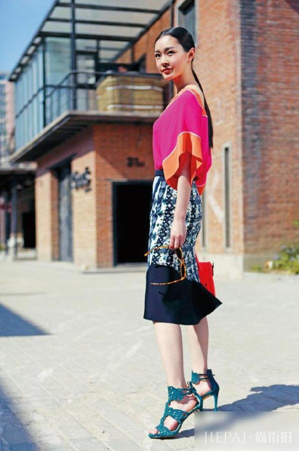 还记得《伪装者》的于曼丽吗？街拍美哭了！