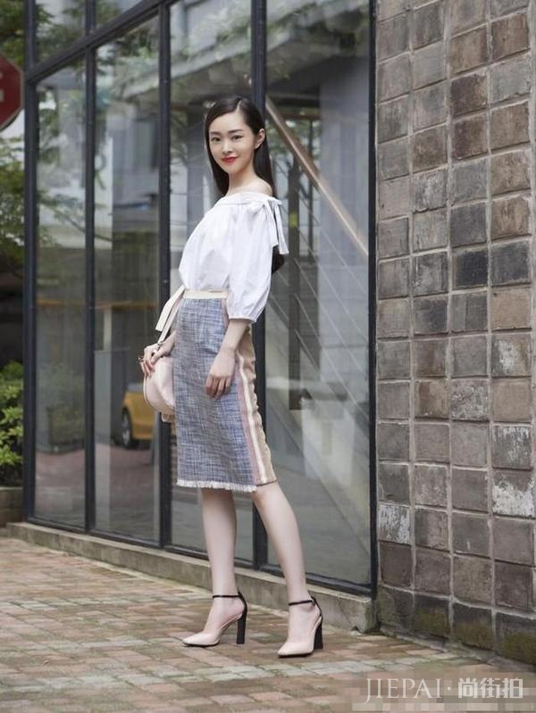 还记得《伪装者》的于曼丽吗？街拍美哭了！