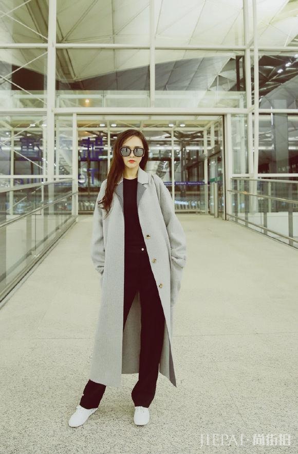 唐嫣回组拍摄欧洲攻略路透，外套有范儿