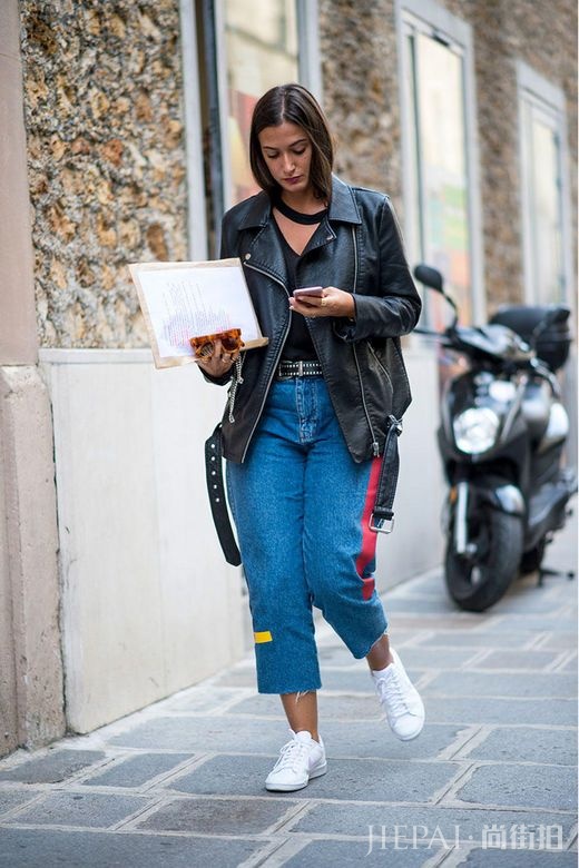 2017春夏巴黎时装周街拍:皮革夹克风靡街头!