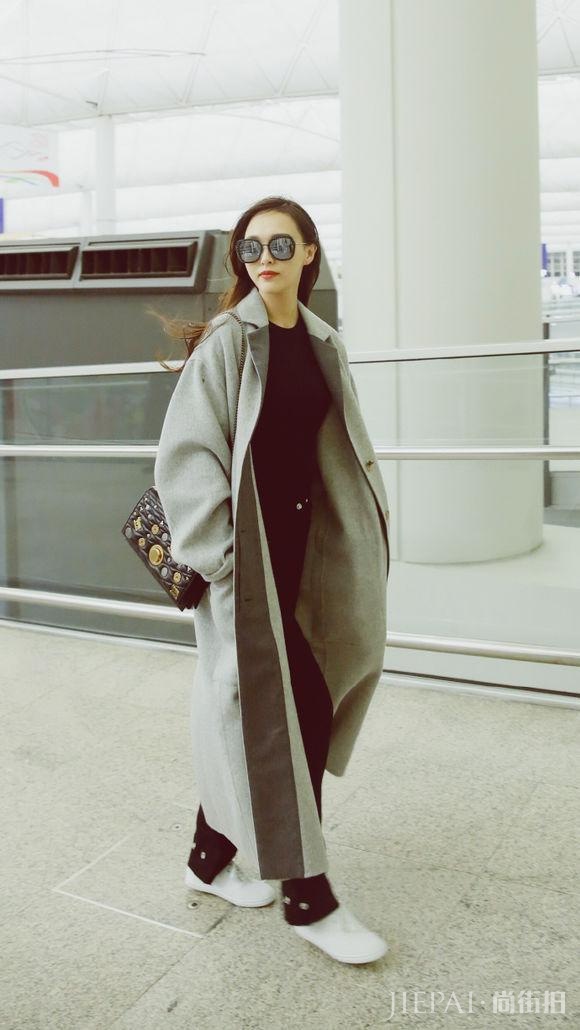 唐嫣回组拍摄欧洲攻略路透，外套有范儿
