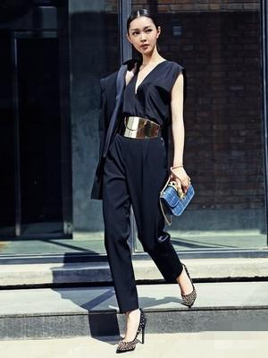 还记得《伪装者》的于曼丽吗？街拍美哭了！