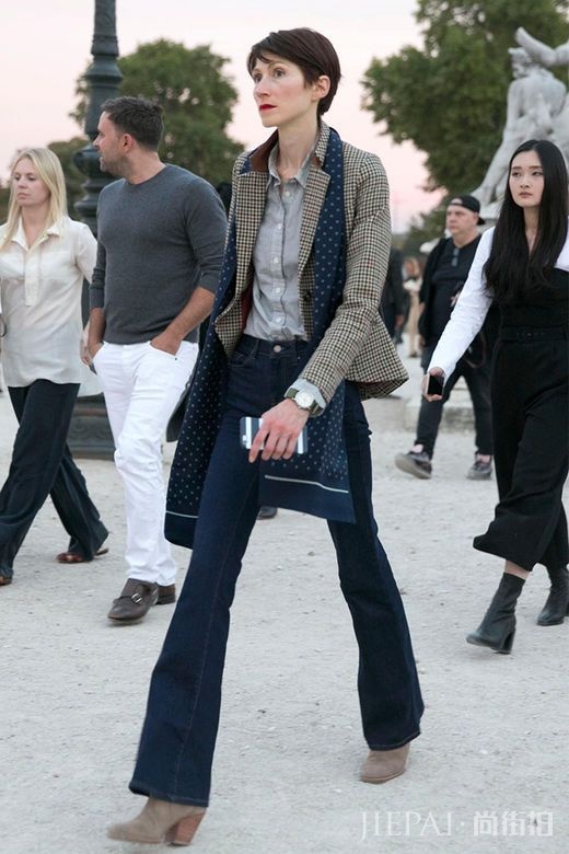 2017春夏巴黎时装周街拍:皮革夹克风靡街头!
