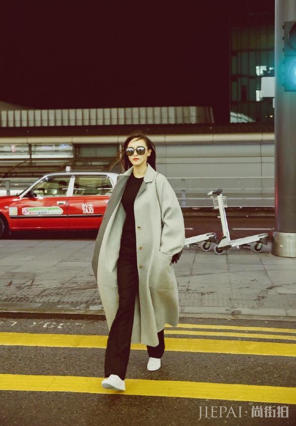 唐嫣回组拍摄欧洲攻略路透，外套有范儿