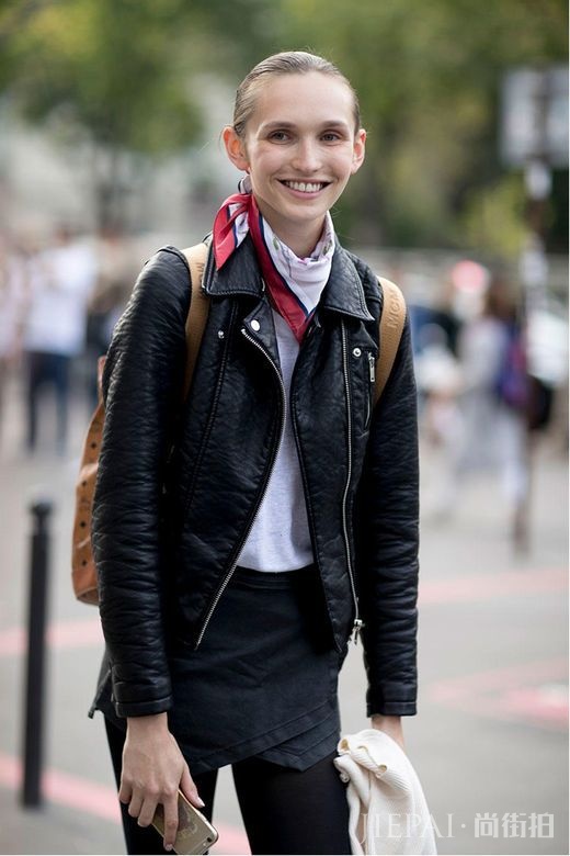2017春夏巴黎时装周街拍:皮革夹克风靡街头!