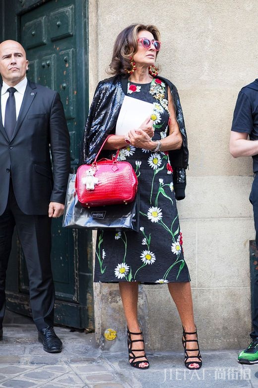 2017春夏巴黎时装周街拍:皮革夹克风靡街头!