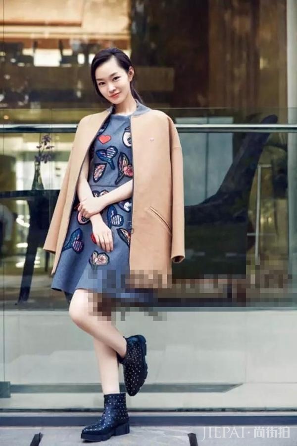 还记得《伪装者》的于曼丽吗？街拍美哭了！