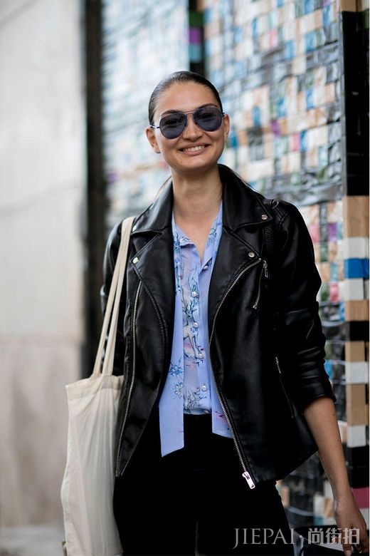 2017春夏巴黎时装周街拍:皮革夹克风靡街头!