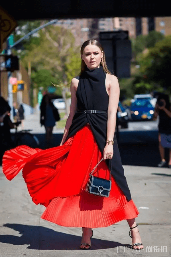 除了黑白灰,今年秋冬最in色彩你一定要了解!