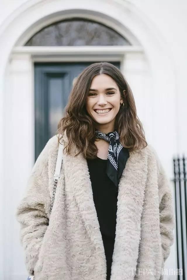 欧美街拍 一招搞定丝巾的所有搭配