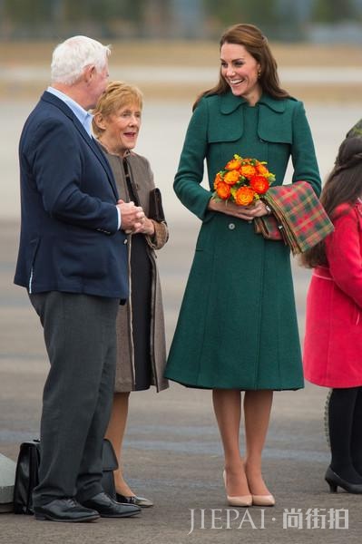 凯特王妃街拍 知性大方得体 衣品很好