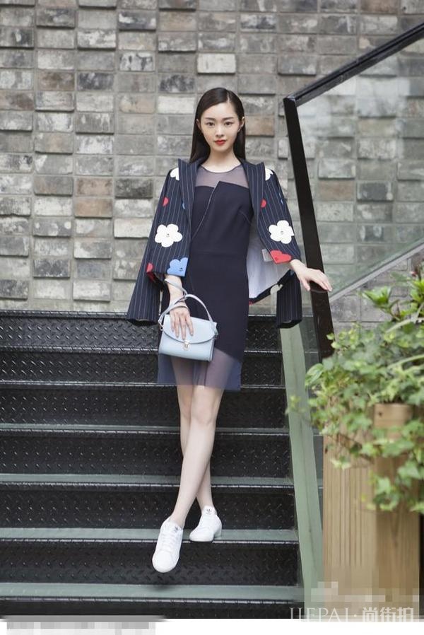 还记得《伪装者》的于曼丽吗？街拍美哭了！