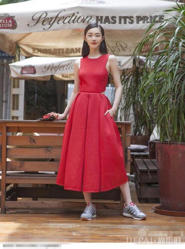 还记得《伪装者》的于曼丽吗？街拍美哭了！