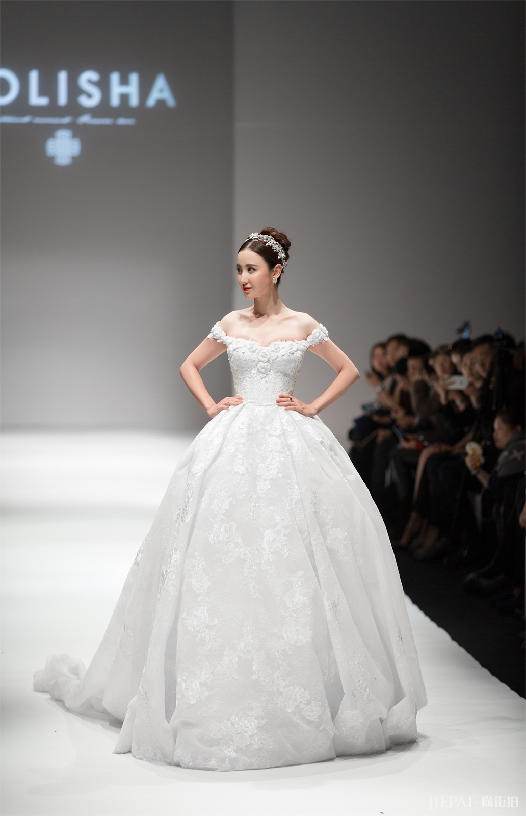 拼姐张萌出席中国时装周 压轴走秀惊艳四座