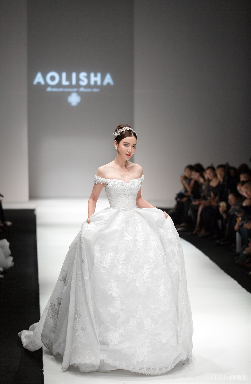 拼姐张萌出席中国时装周 压轴走秀惊艳四座