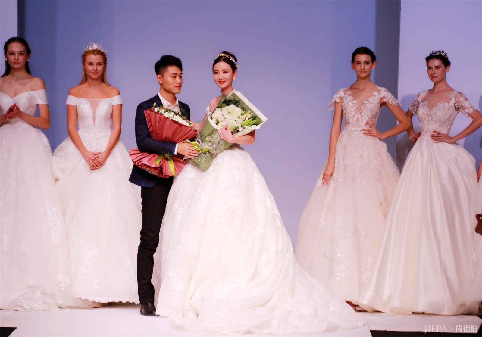 拼姐张萌出席中国时装周 压轴走秀惊艳四座