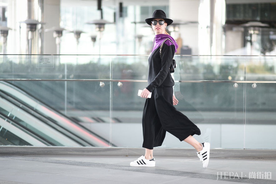 欧美街拍 看潮人恶劣天气下的时髦造型细节